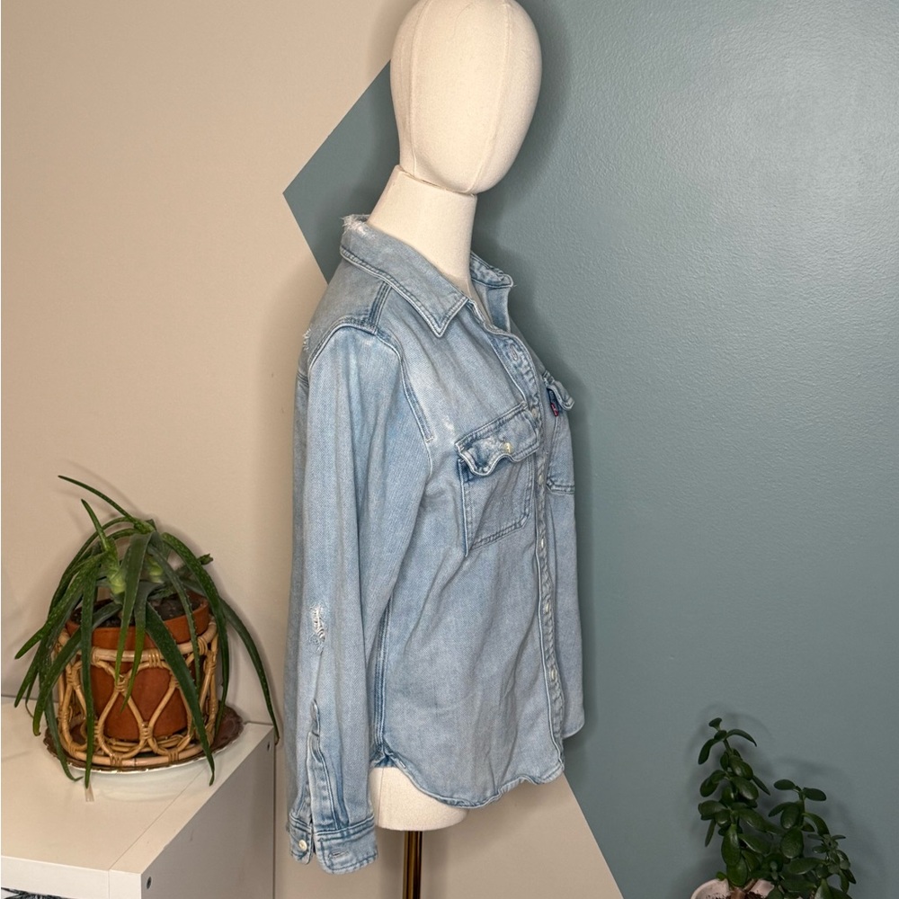 Levi’s Distressed Light Wash Denim Button Down Shirt 100% Cotton Women’s Medium - Picture 5 of 11